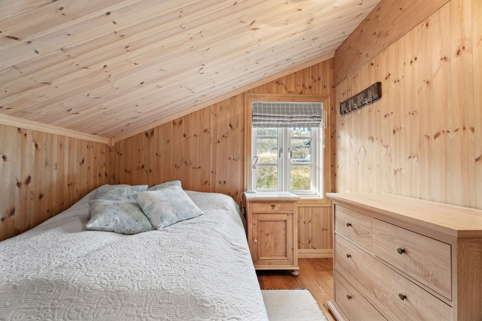 Soverom 1 andre etasje med dobbeltseng, kommode og arbeidsplass/skrivebord Galleribilde