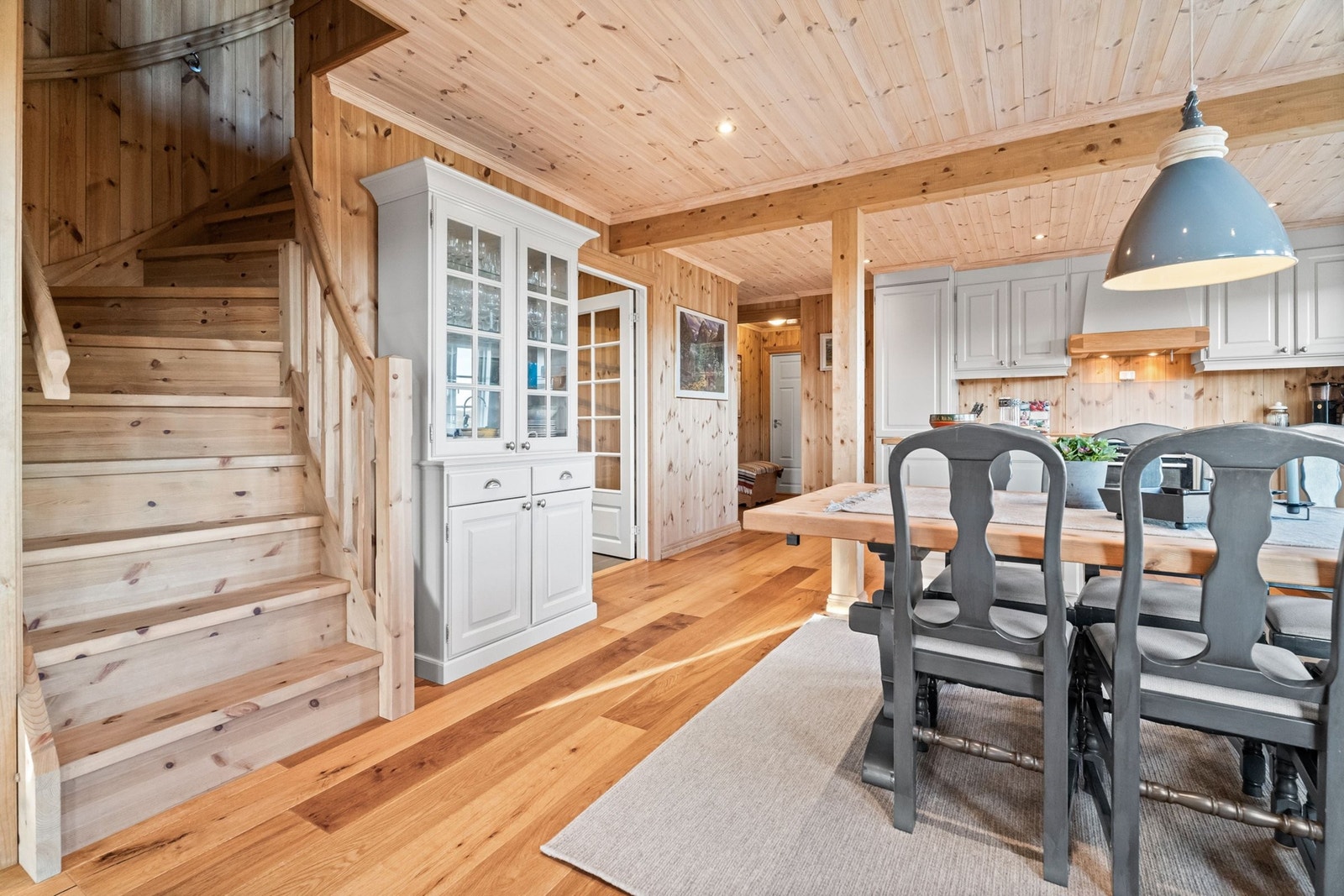 Trapp fra spisestue til andre etasje Galleribilde