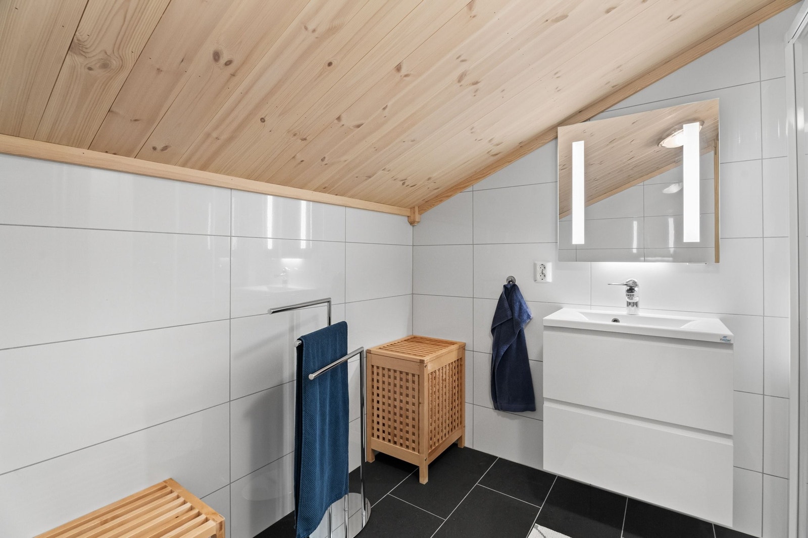 Bad 2. etasje med med toalett og flisbelagt dusj-nisje med waterfall dusj Galleribilde