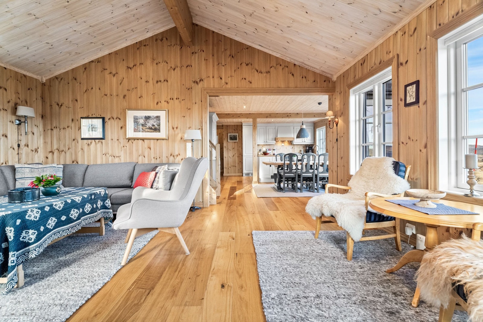 Fra stuen er det åpent inn til spisestue og kjøkken innenfor Galleribilde