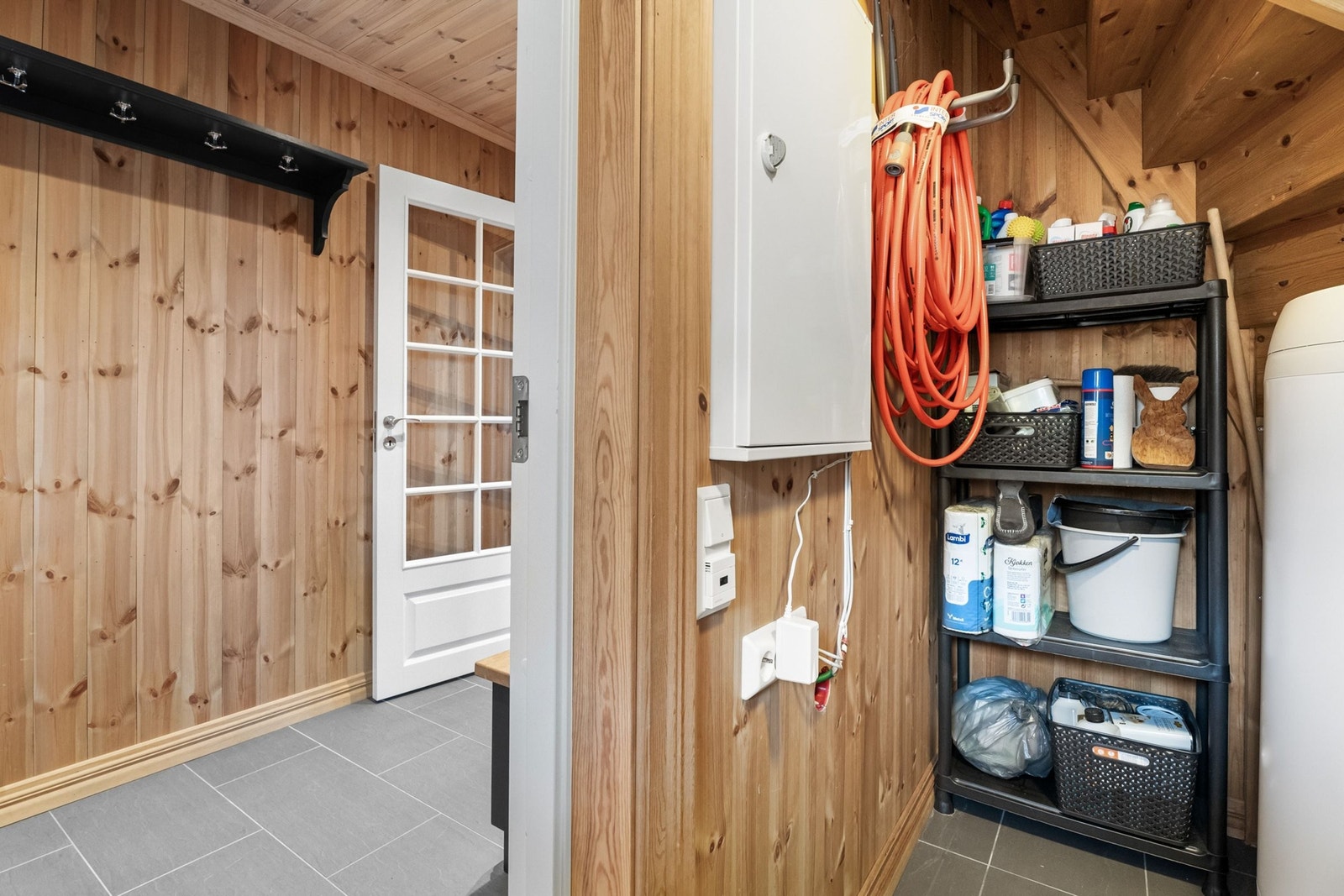 Vaskerom / teknisk rom m/varmtvanns-tank, sikringsskap, rør-i-rør skap, utslagsvask, hoved stoppekran/NRL Smart-stopp og plass til vaskemaskin/tørketrommel Galleribilde