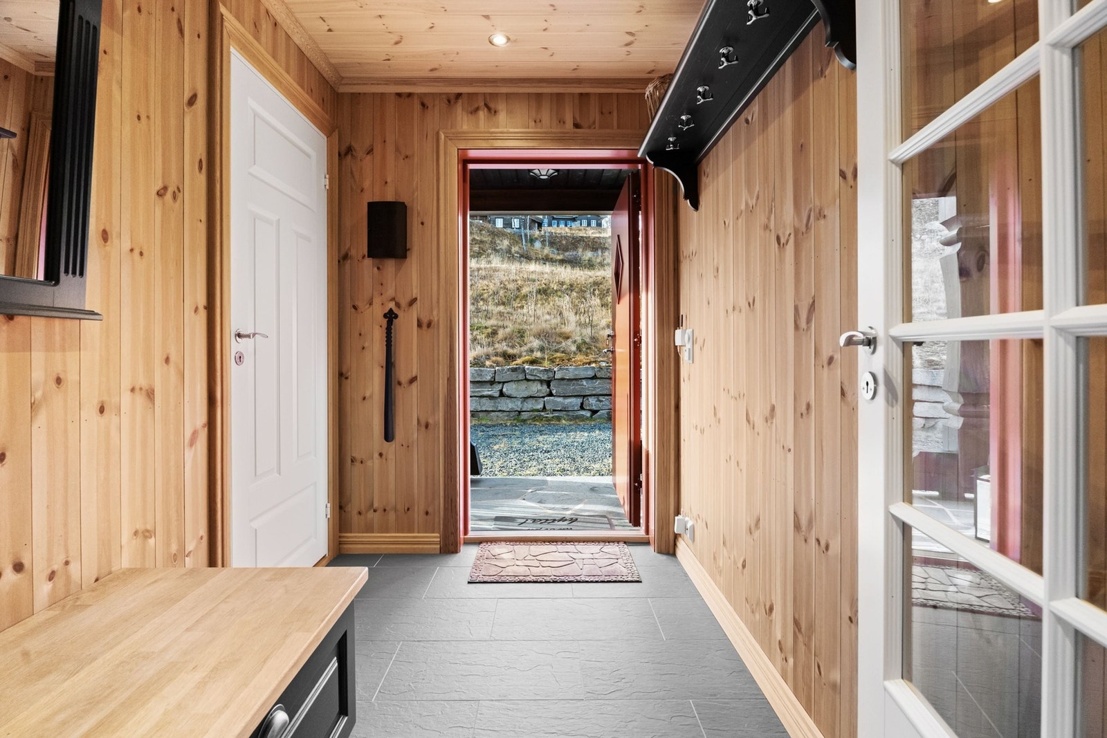 Entre/gang med siktlinje ut hoveddør, flislagt gulv med varmekabler Galleribilde