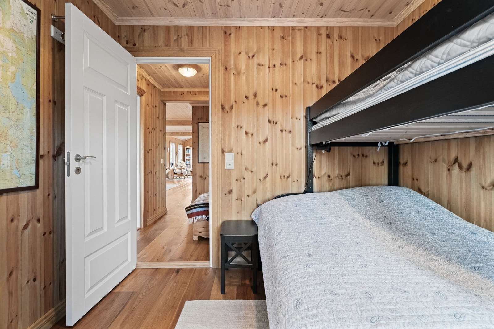 Siktlinje ut i mellomgang ved kjøkken og bad fra soverom nummer 2 i 1. etasje Galleribilde