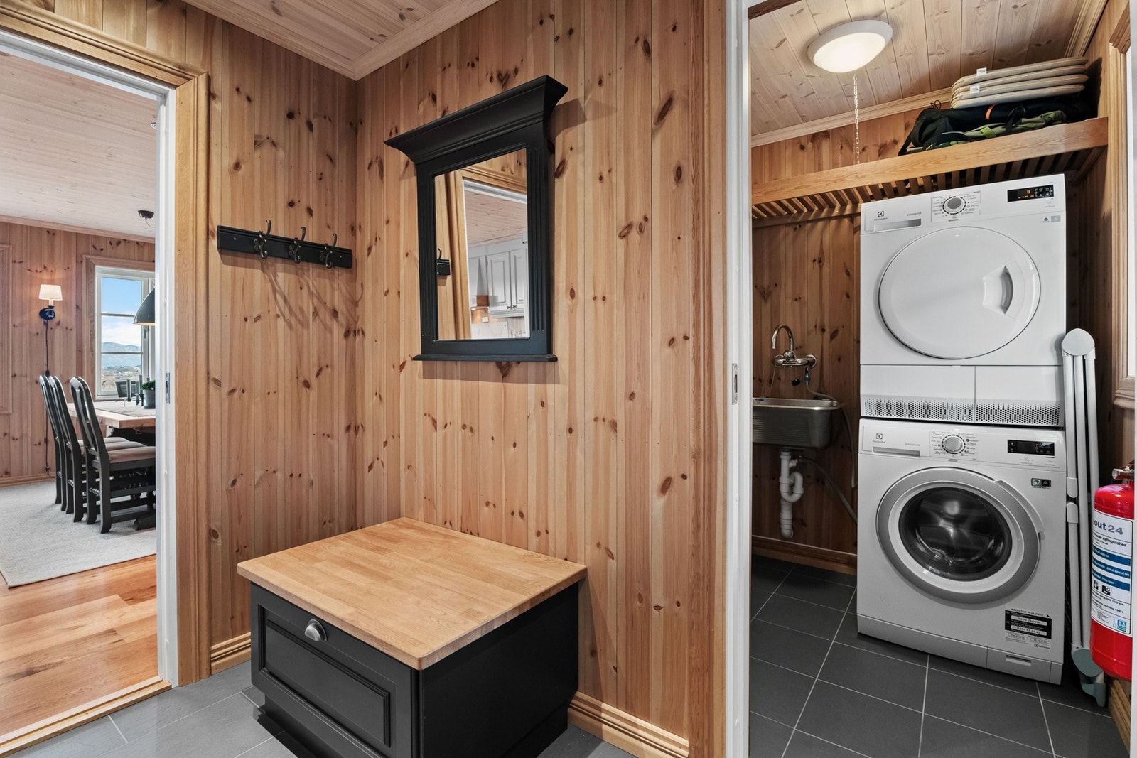 Entre/gang med sikt til kjøkken/spisestue og til vaskerom/teknisk rom Galleribilde