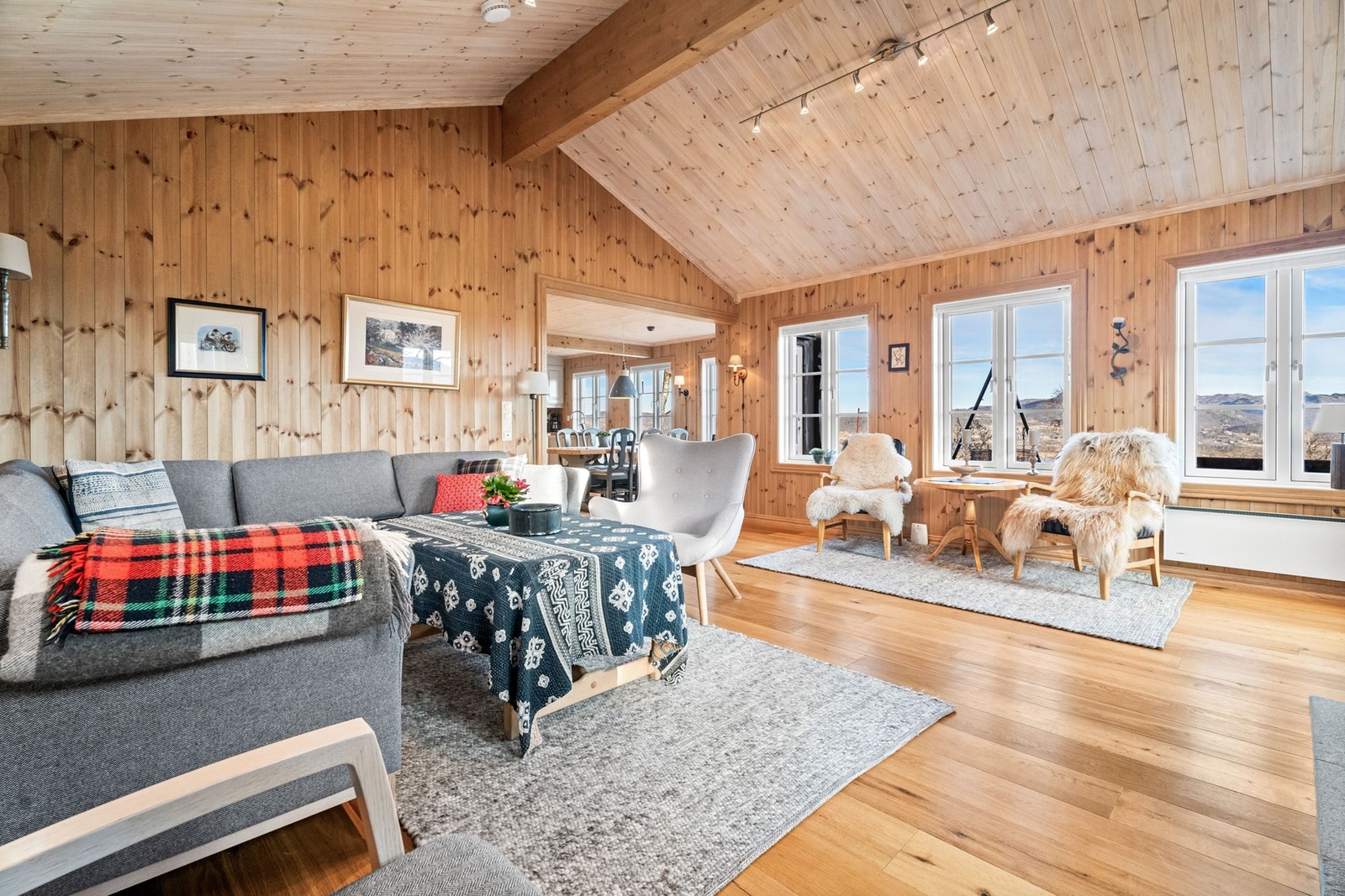 Stuen har mange vinduer med gode lysforhold og fin utsikt Galleribilde