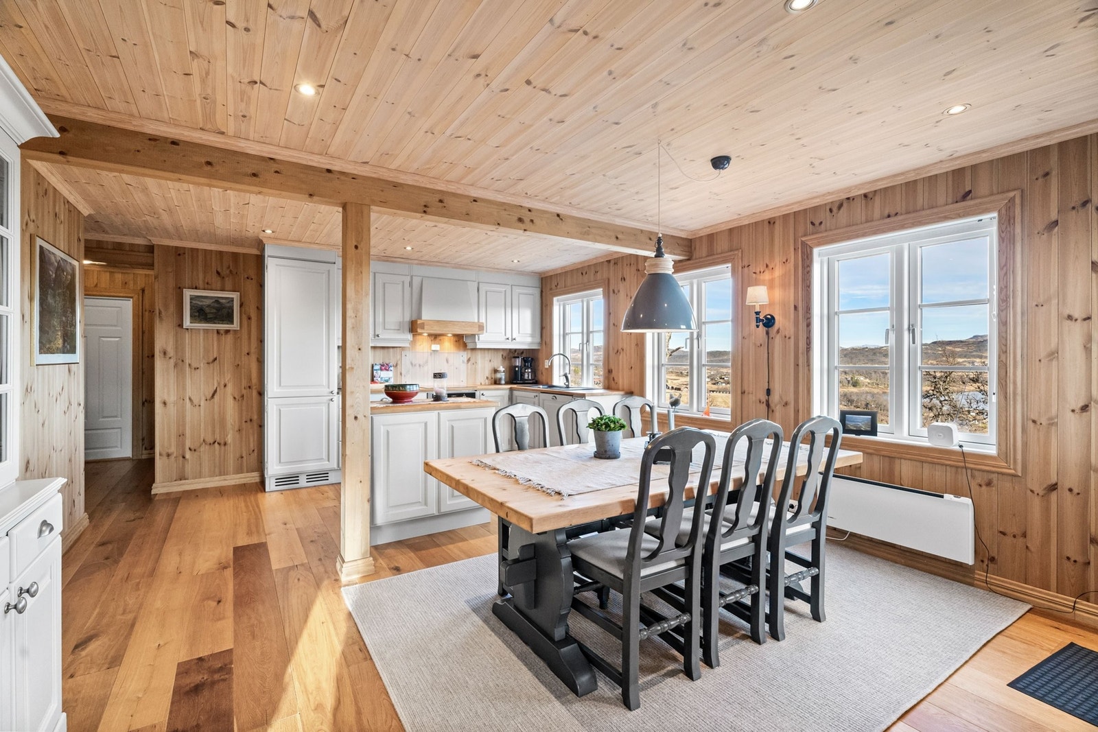 Spisestue i tilknytning til kjøkkenet Galleribilde