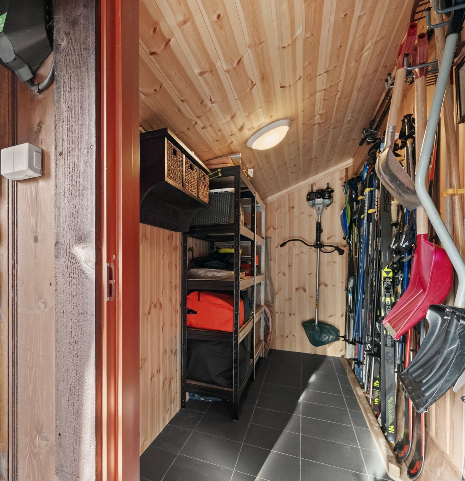 Bod med plass til ski, skiutstyr, redskaper, verktøy mm Galleribilde