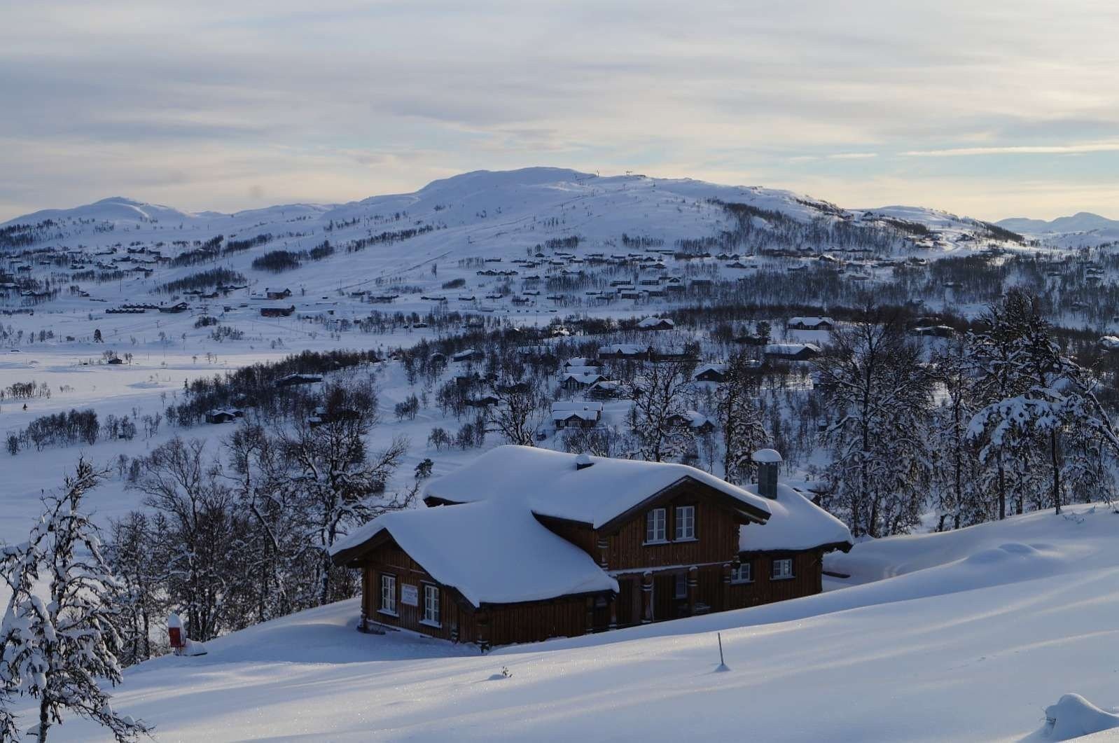 Hytta ligger flott i terrenget 1000 moh med fantastisk utsikt Galleribilde