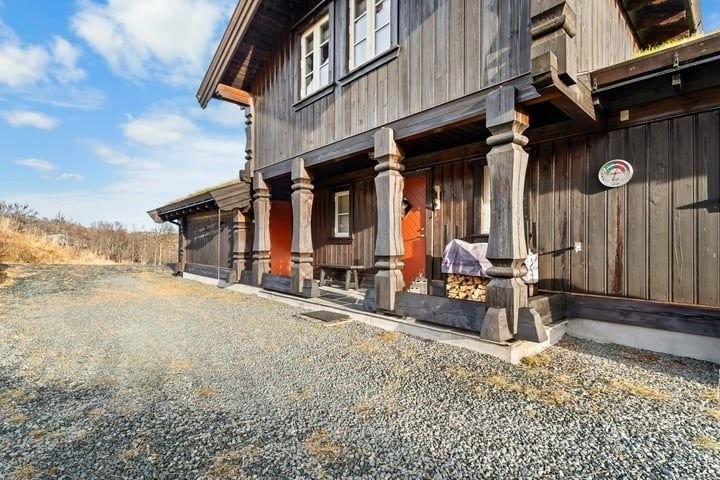 Inngangsparti mot vest med dør til bod Galleribilde