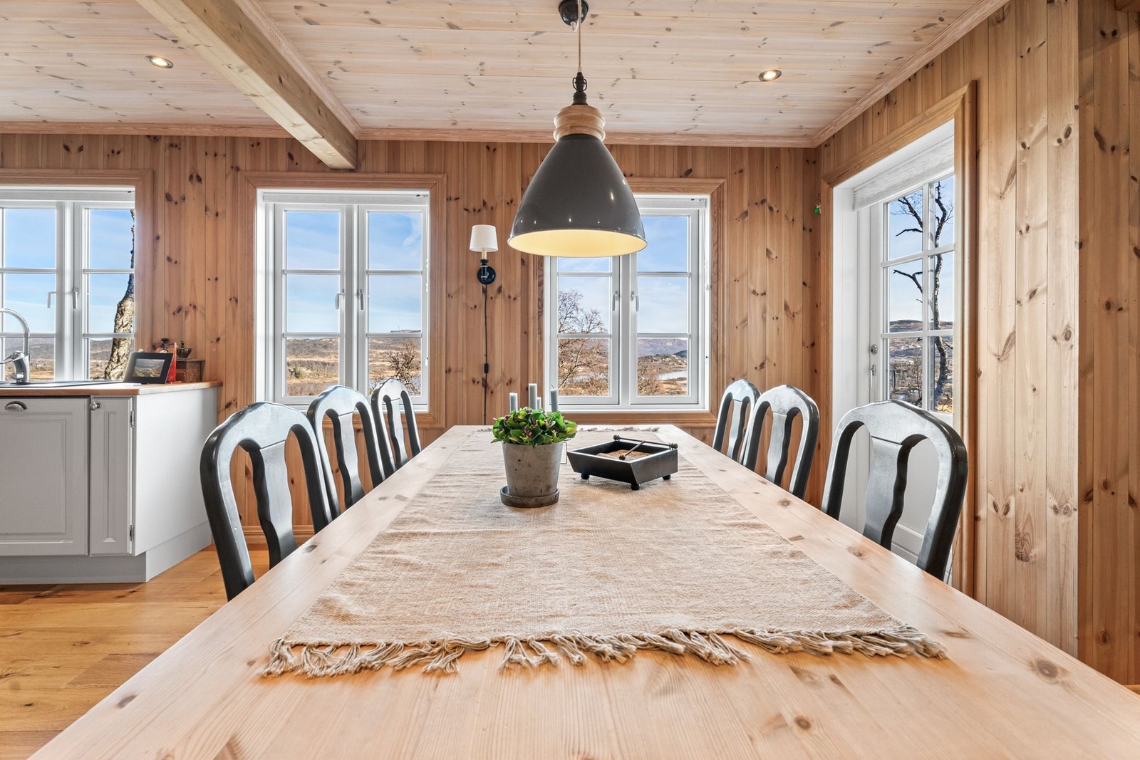 Spisestue med utgang til terrasse øst Galleribilde