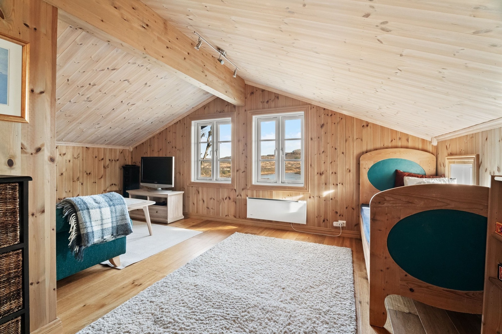 Loftstuen har store vinduer med flott utsikt mot øst Galleribilde