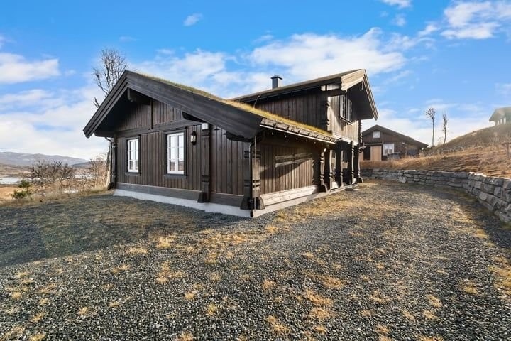 Hytta sett fra nord med plass til 2-4 biler på gårdsplassen Galleribilde