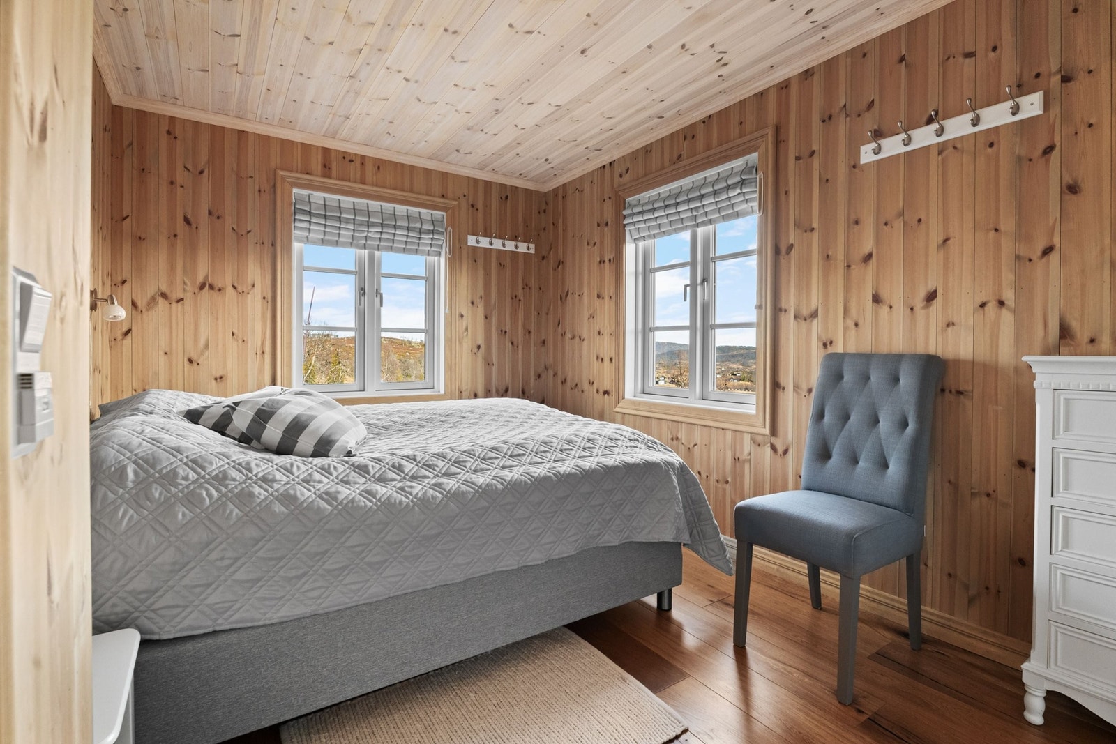 Stort hoved-soverom med rikelig skapplass Galleribilde