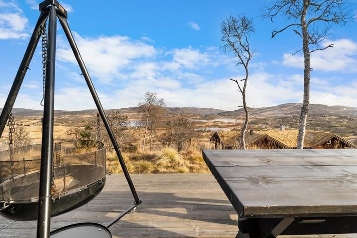 Uteplass øst med bål-panne og veranda møbler. På grunn av høydeforskjellen er det ingen andre hytter som tar utsikten Galleribilde