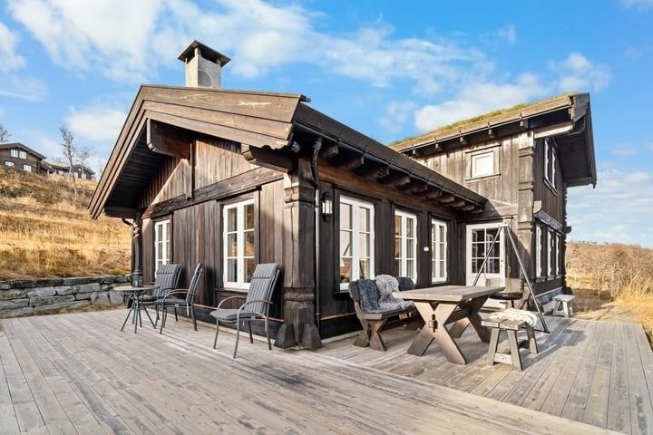 Hytta sett fra syd-østre hjørne med stor terrasse og gode solforhold . Den ligger såpass fritt at det er fine solforhold også på vestsiden/inngangssiden Galleribilde