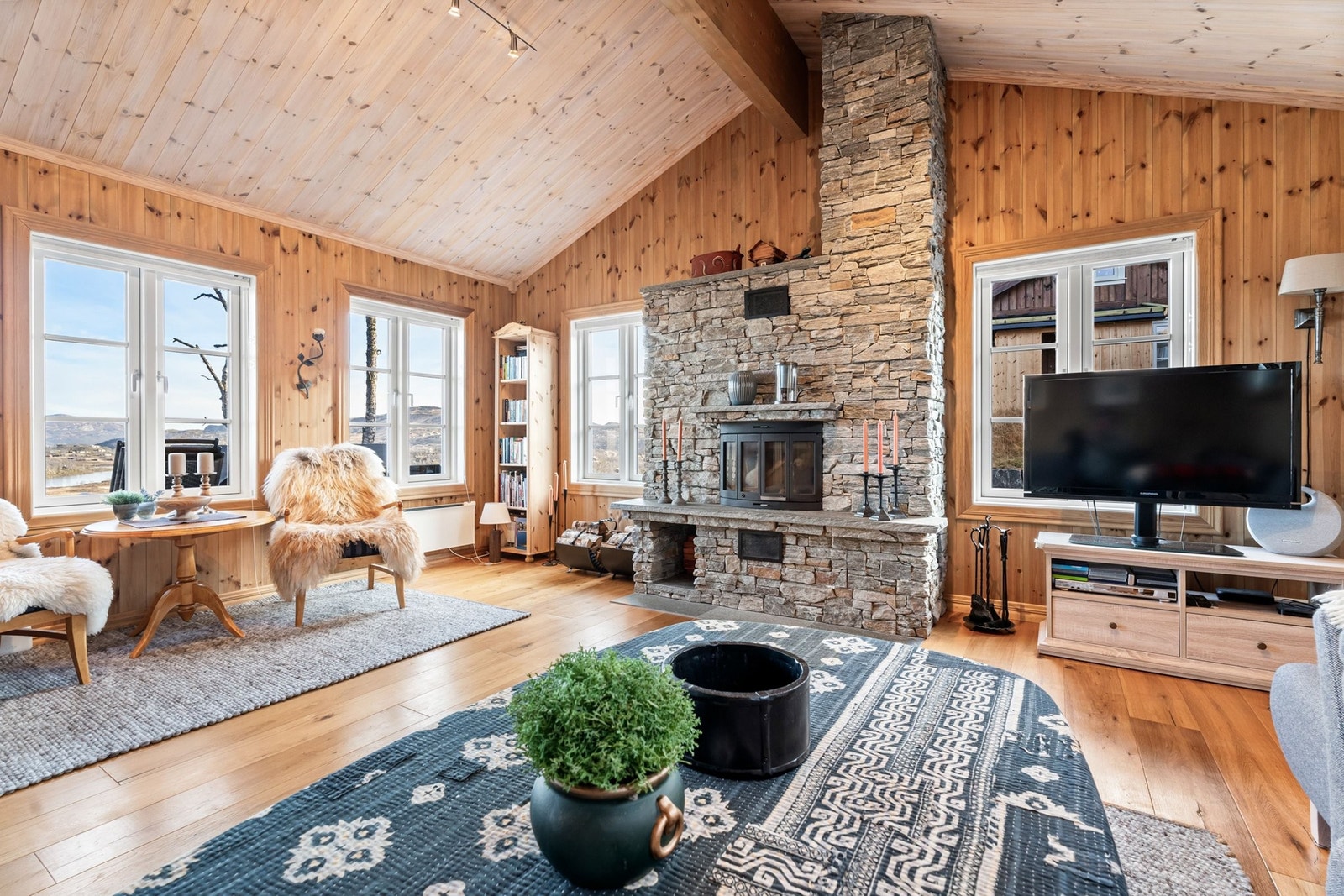 Koselig stue med storslått peis og god takhøyde Galleribilde