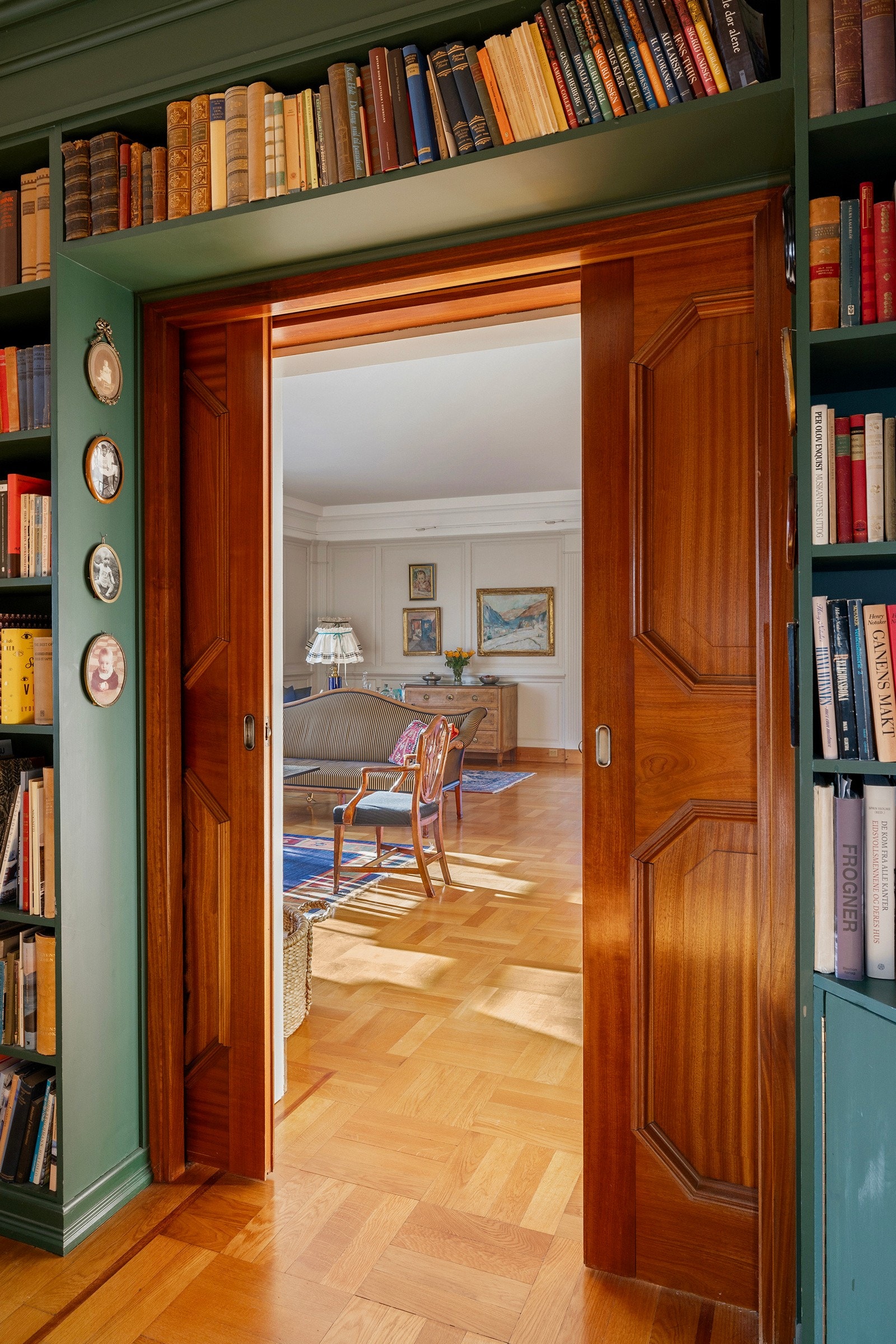 Flotte doble dører mellom biblioteket og stuen Galleribilde