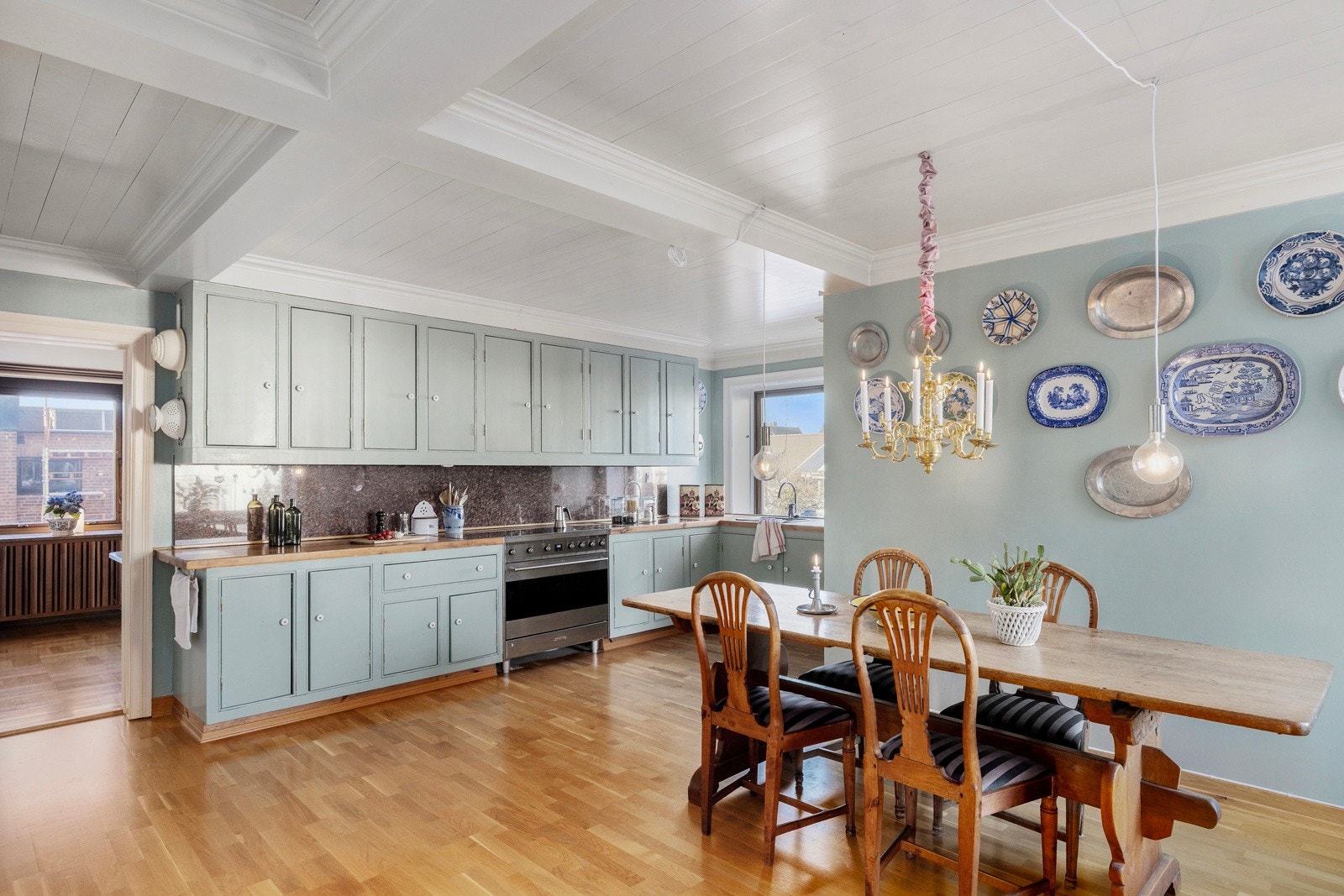 Romslig kjøkken med god plass til spisebord Galleribilde