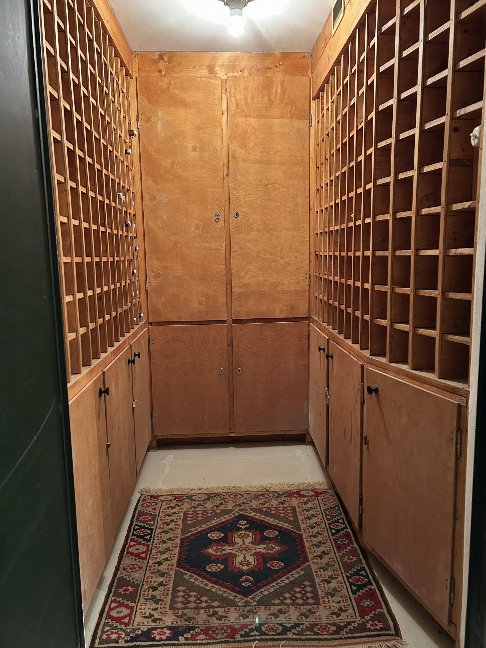 Den ene boden i kjelleren er innredet som vinkjeller Galleribilde