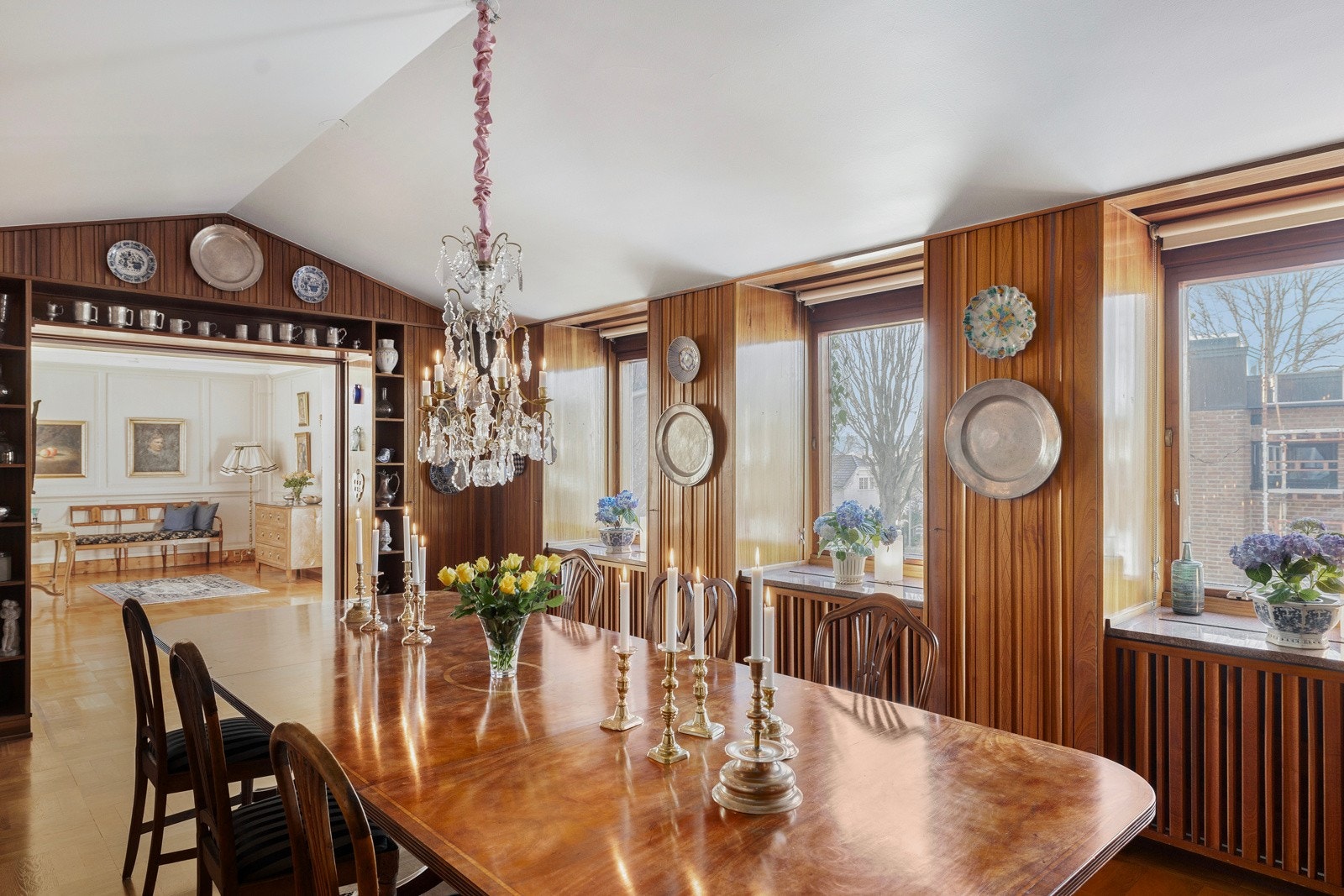 En romslig spisestue med god plass til langbord og mange gjester Galleribilde