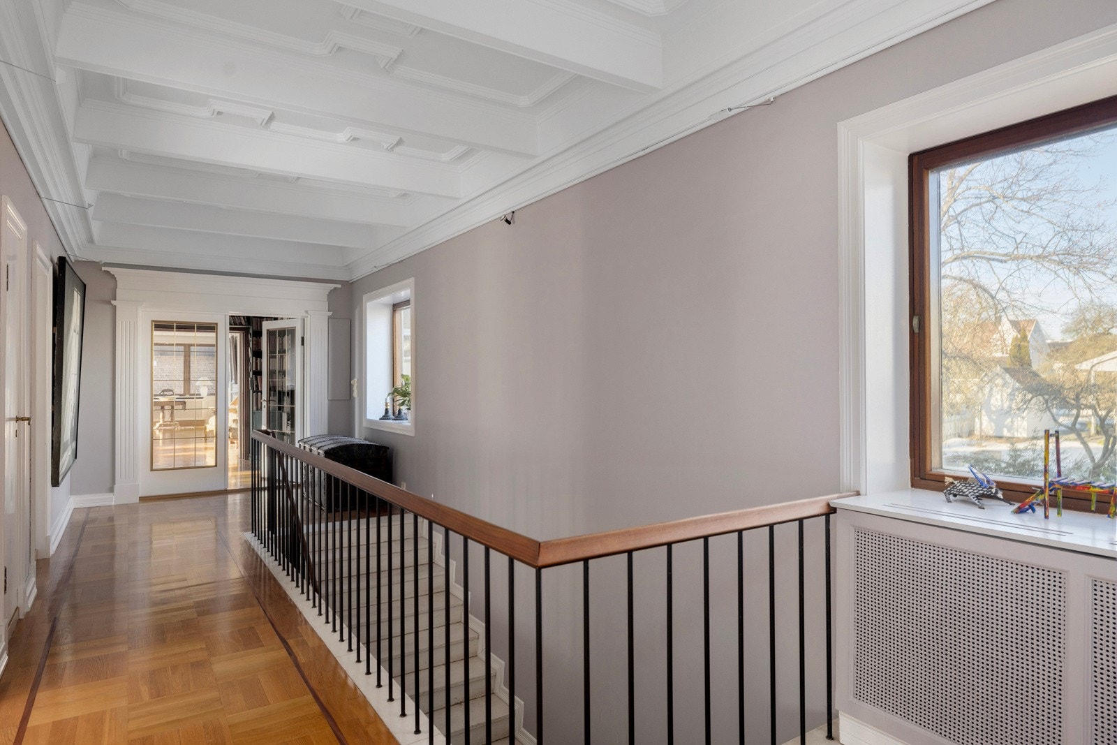 Hall med trapp ned til inngangspartiet Galleribilde