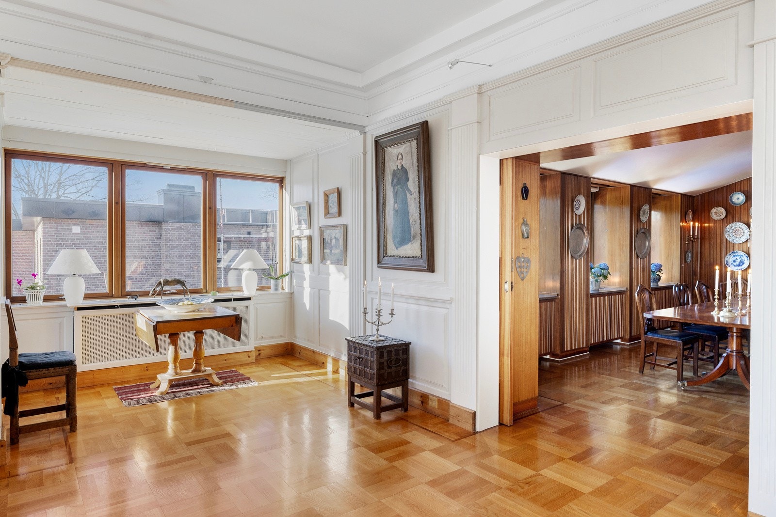 Fra stua er det inngang til separat spisestue Galleribilde