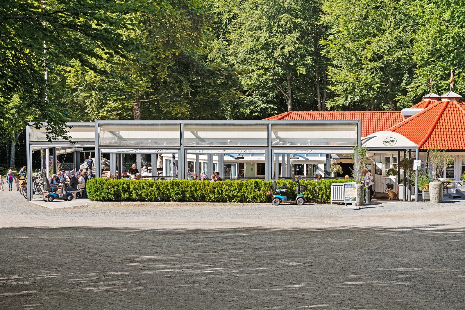 Bøkekroa er et populært samlingspunkt med servering i Bøkeskogen Galleribilde