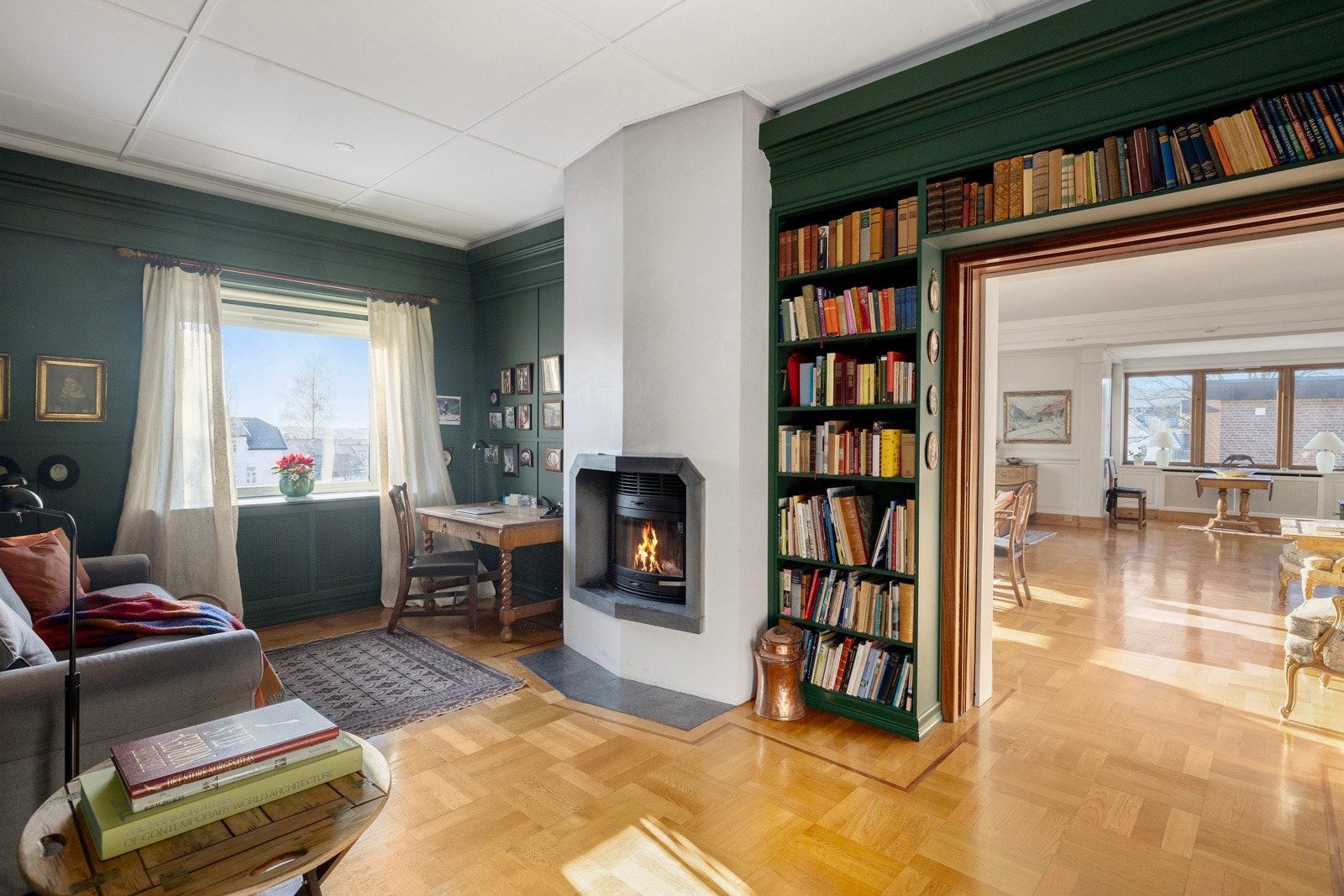 Peisestue/bibliotek med peis og plass til sittegruppe Galleribilde