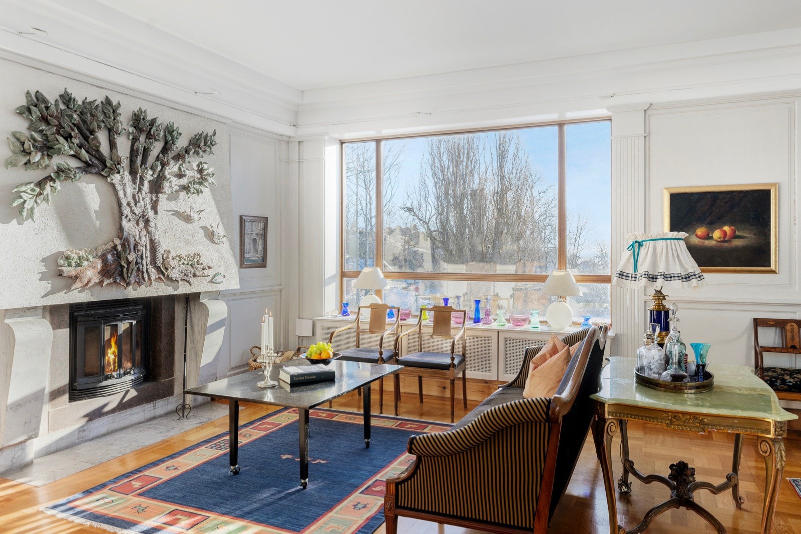 Romslig stue som får mye lys fra store vindusflater Galleribilde