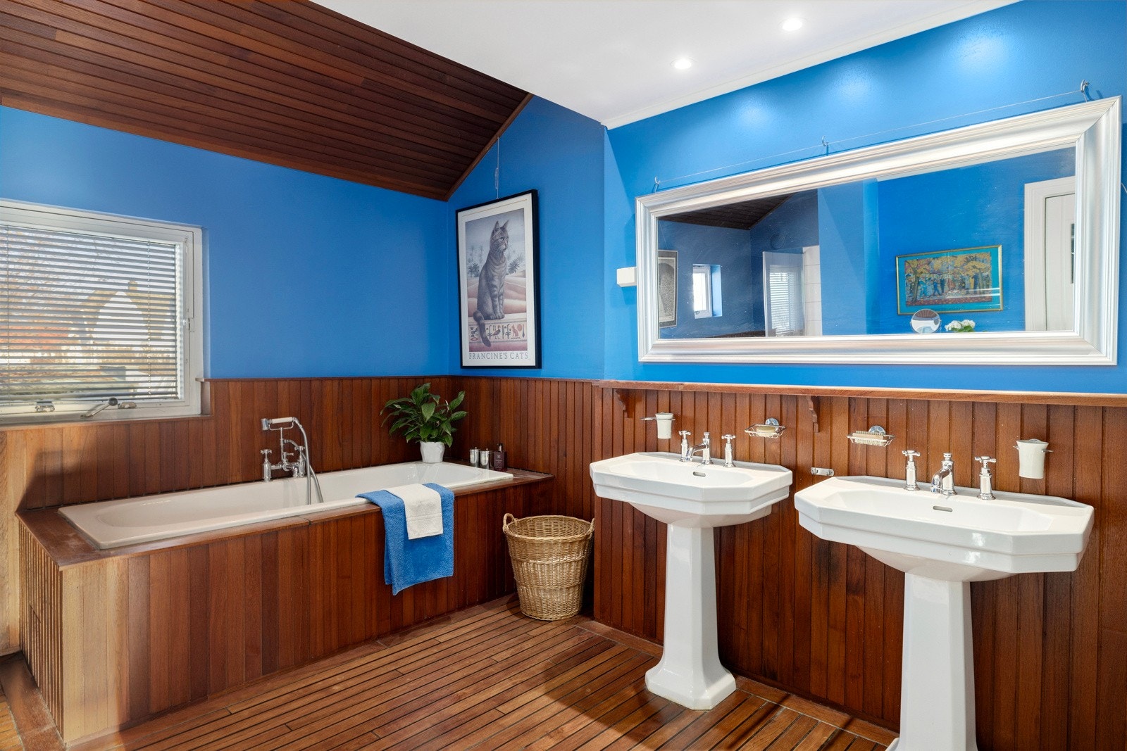 Bad med dobbel søyleservant, badekar, toalett og dusj Galleribilde