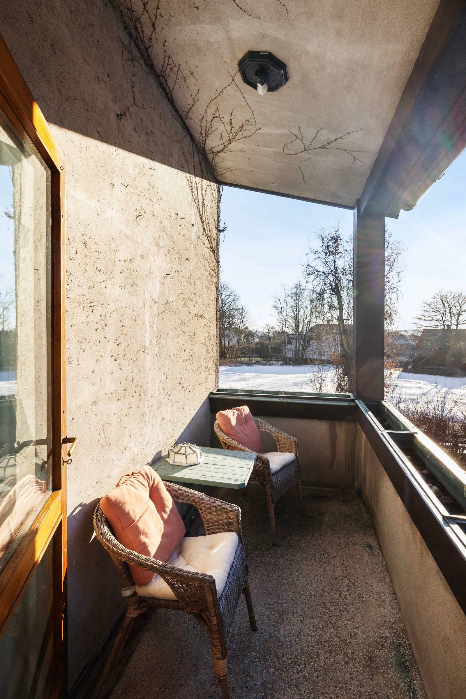 Fra stua er det utgang til balkong mot vest. Det er også en balkong fra soverommet mot syd, samt at leiligheten disponerer en del av hagen Galleribilde