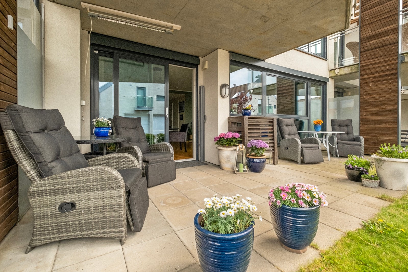 Delvis overbygd uteplass mot vest med gode solforhold Galleribilde