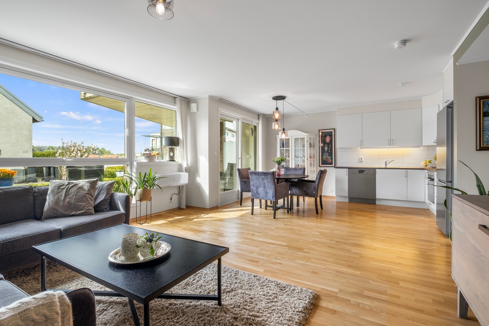 Stue og kjøkken i åpen løsning med god plass til møblering Galleribilde