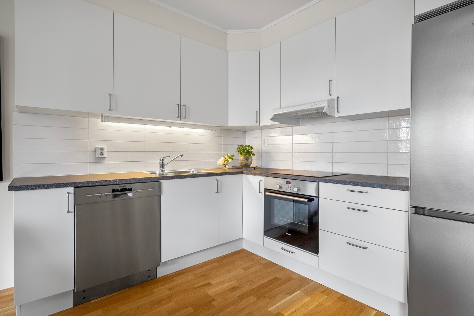 Lyst og pent kjøkken med god plass i skuffer og skap Galleribilde