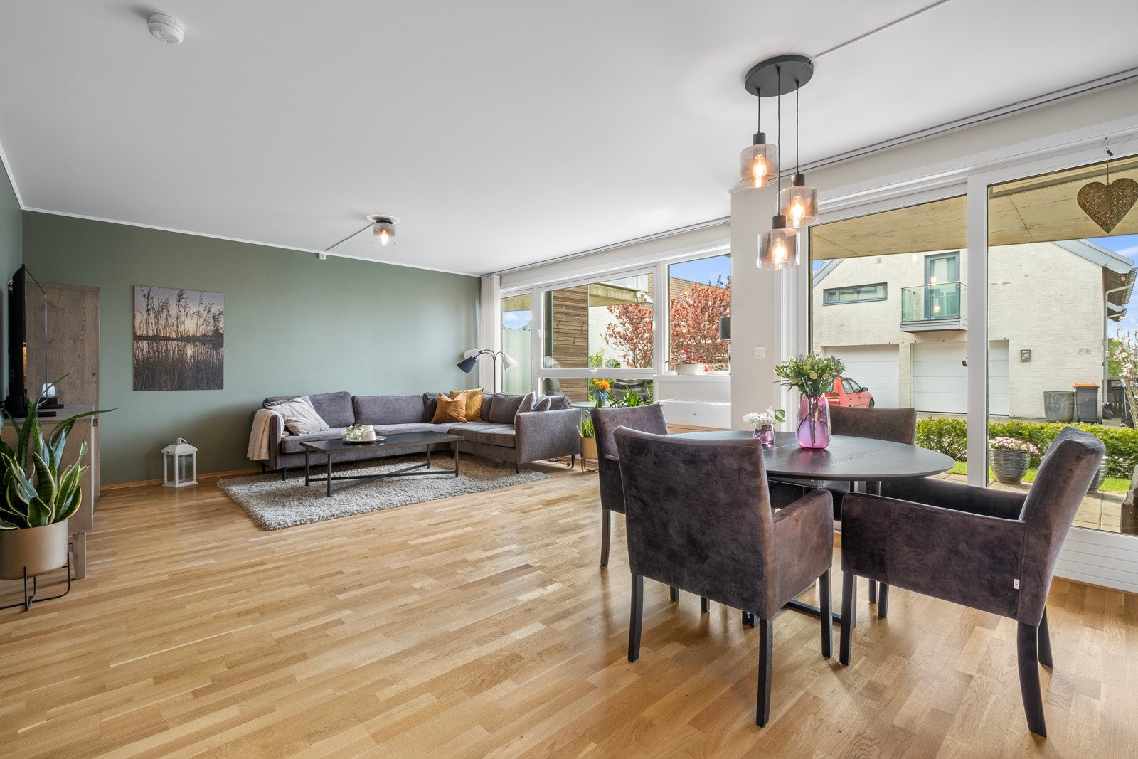 Spisestue i tilknytning til kjøkkenet Galleribilde