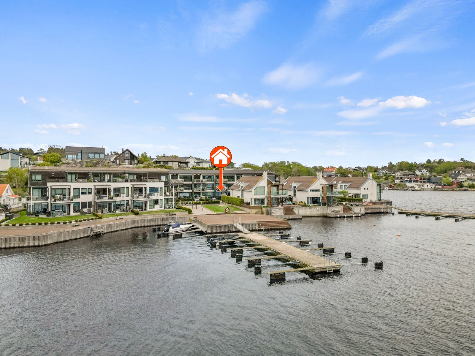 Med leiligheten medfølger også båtplass på bryggen rett på nedsiden av leiligheten Galleribilde
