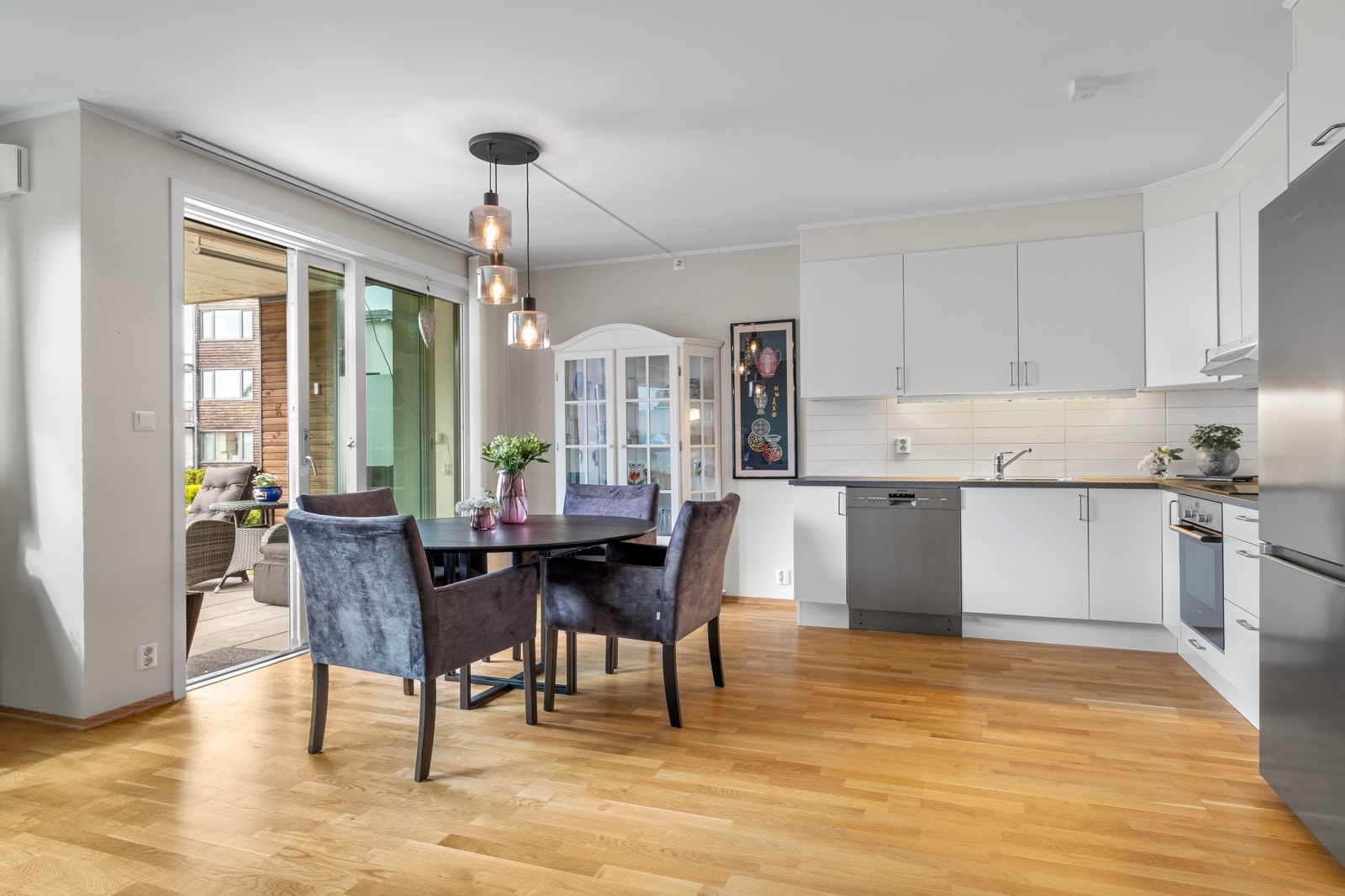 Utgang til uteplass fra spisestua Galleribilde