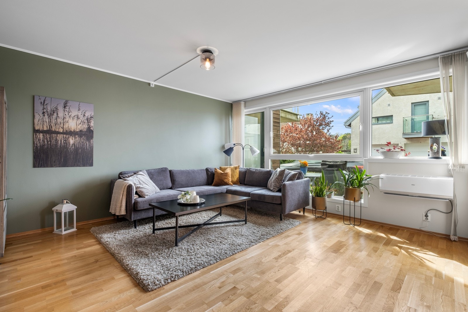 Leiligheten får mye naturlig lys fra vindusflatene mot vest Galleribilde