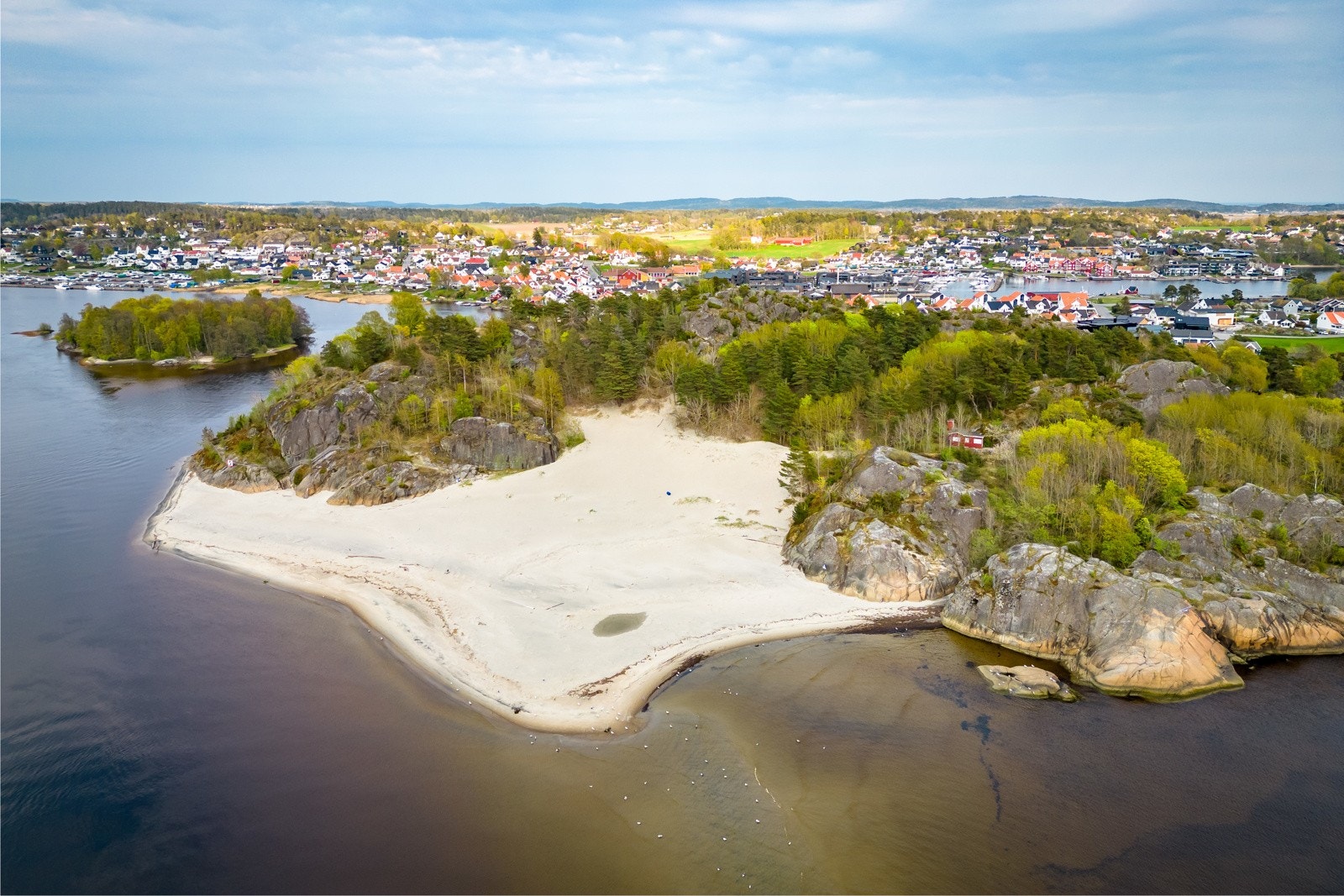 Hvittensand ligger i fin sykkelavstand fra leiligheten Galleribilde