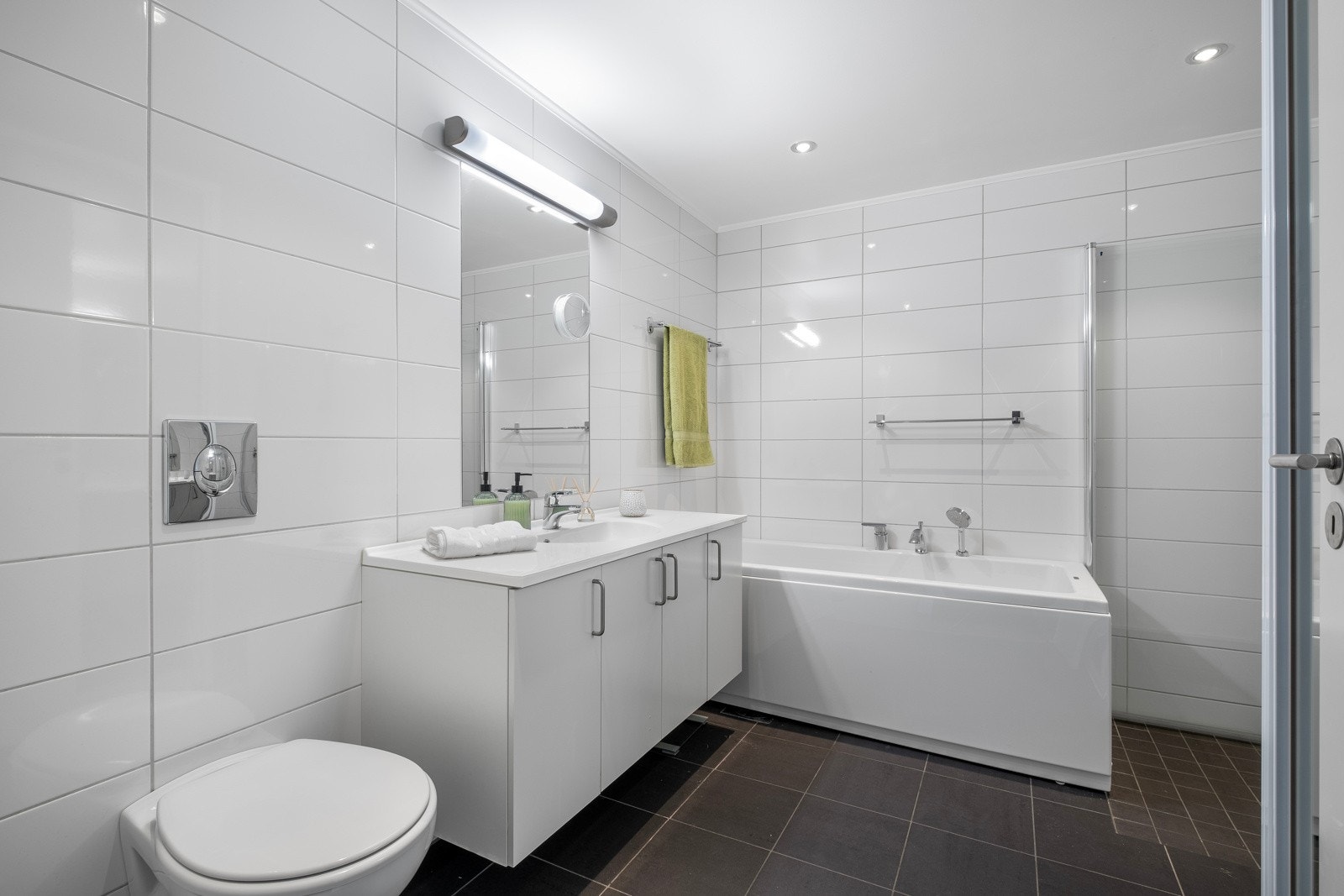 Pent flislagt bad Galleribilde