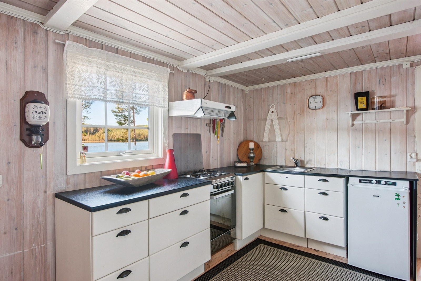 Fra kjøkkenbenken har man utsyn mot naturen gjennom et vindu med isolerglass fra 2014. Galleribilde