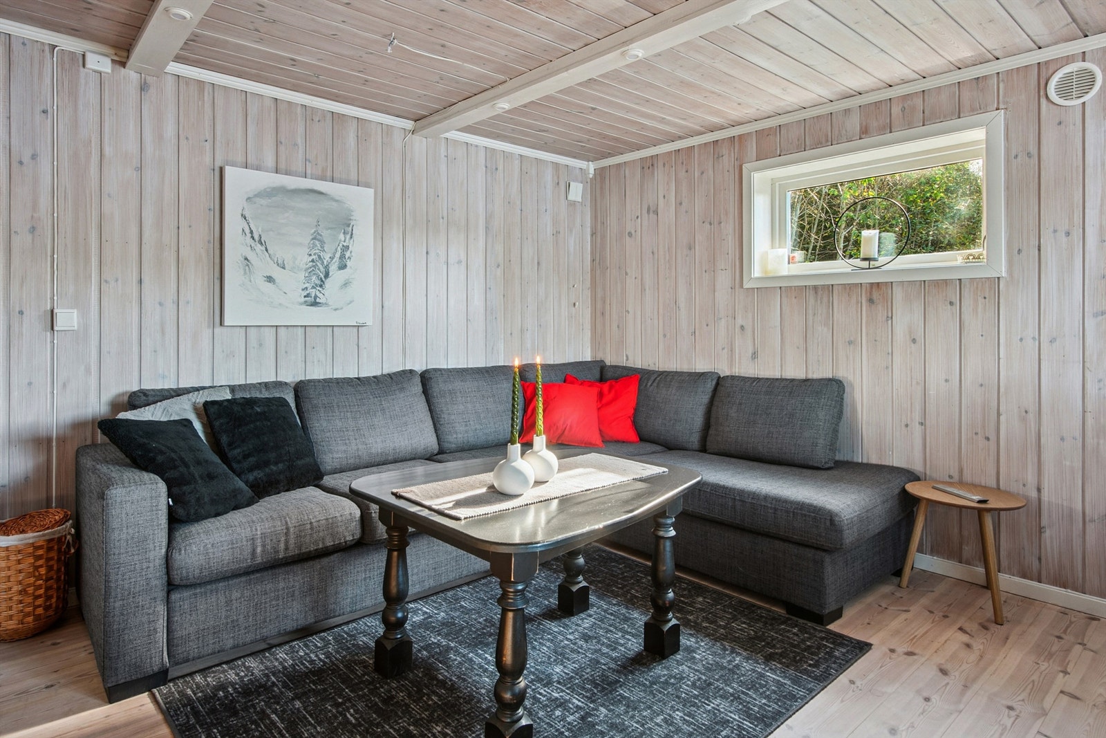 Stuedelen er et hyggelig samlingspunkt med gjennomgående tregulv og panelkledde vegger. Galleribilde
