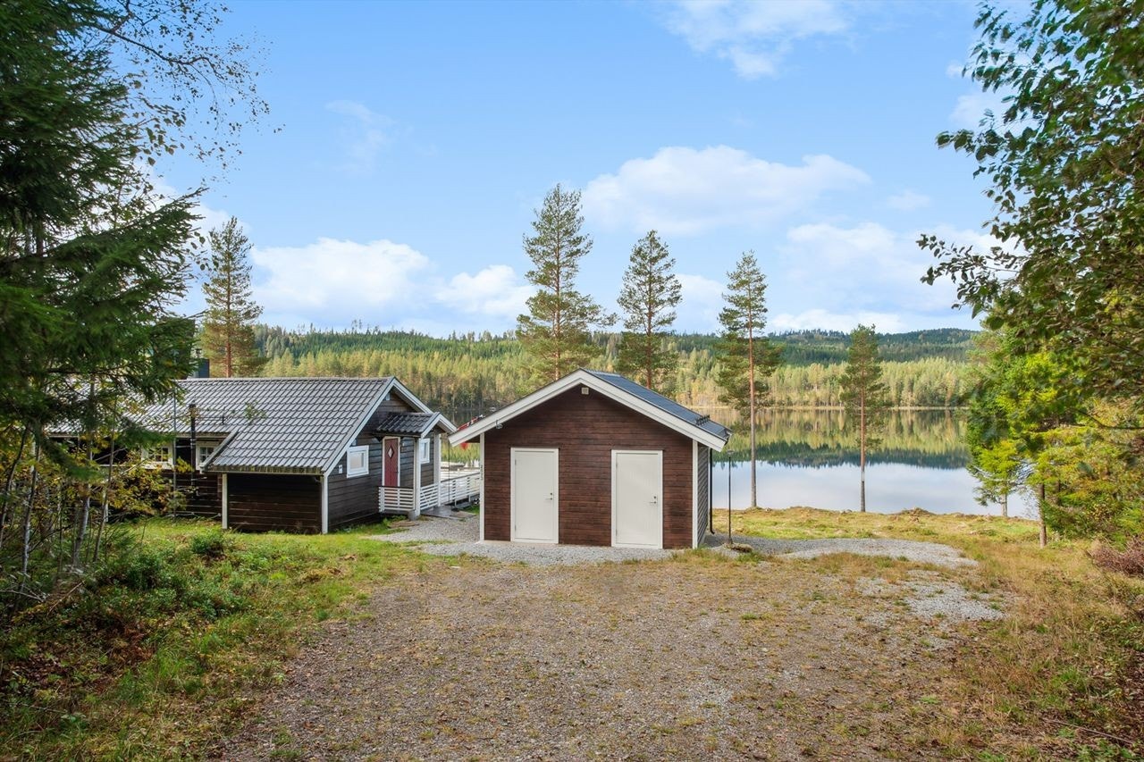 Eiendommen består av hovedhytte, et nyere anneks og en eldre bod for lagring. Galleribilde