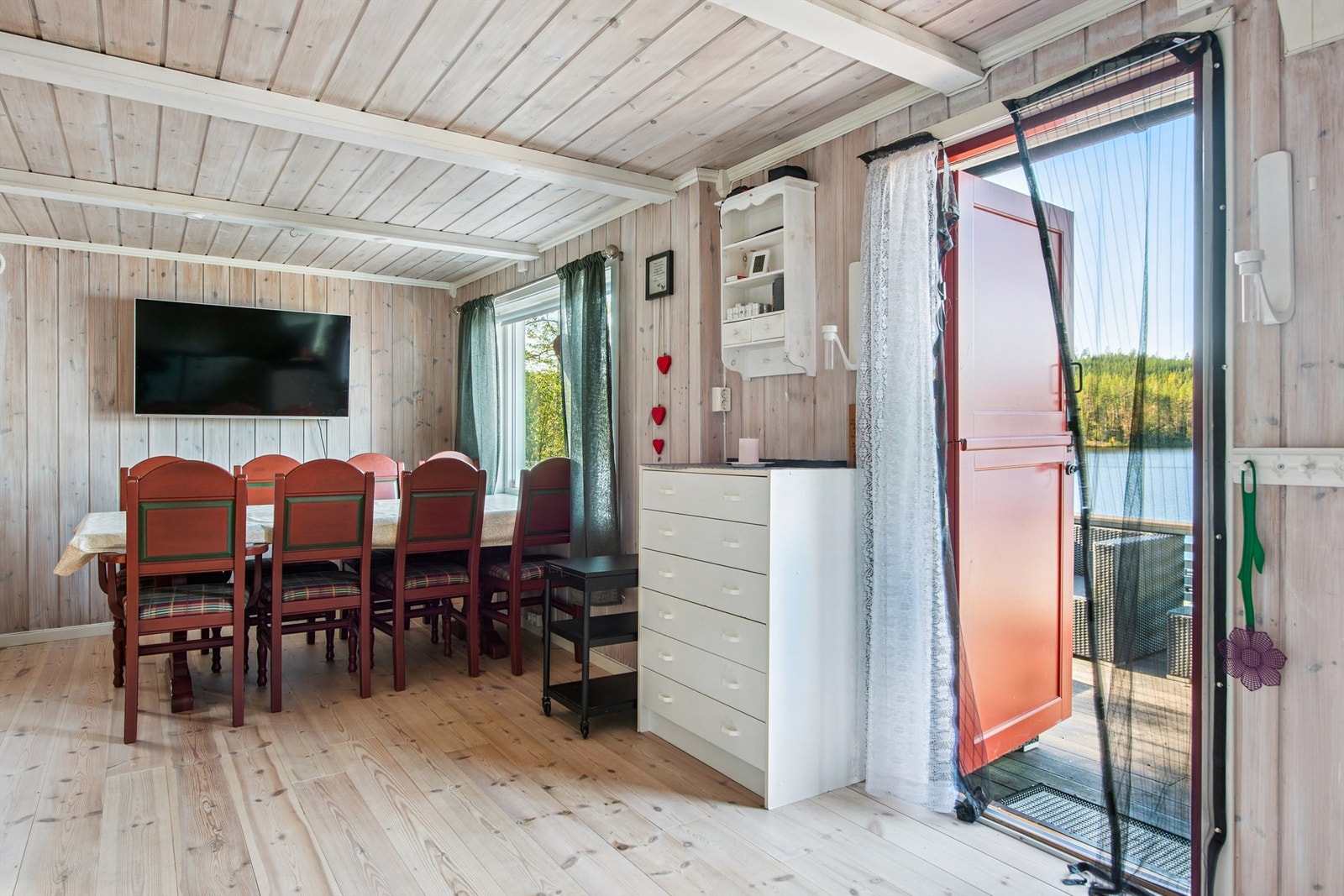 Herfra er det direkte utgang til den store, vestvendte terrassen på 40 m². Galleribilde