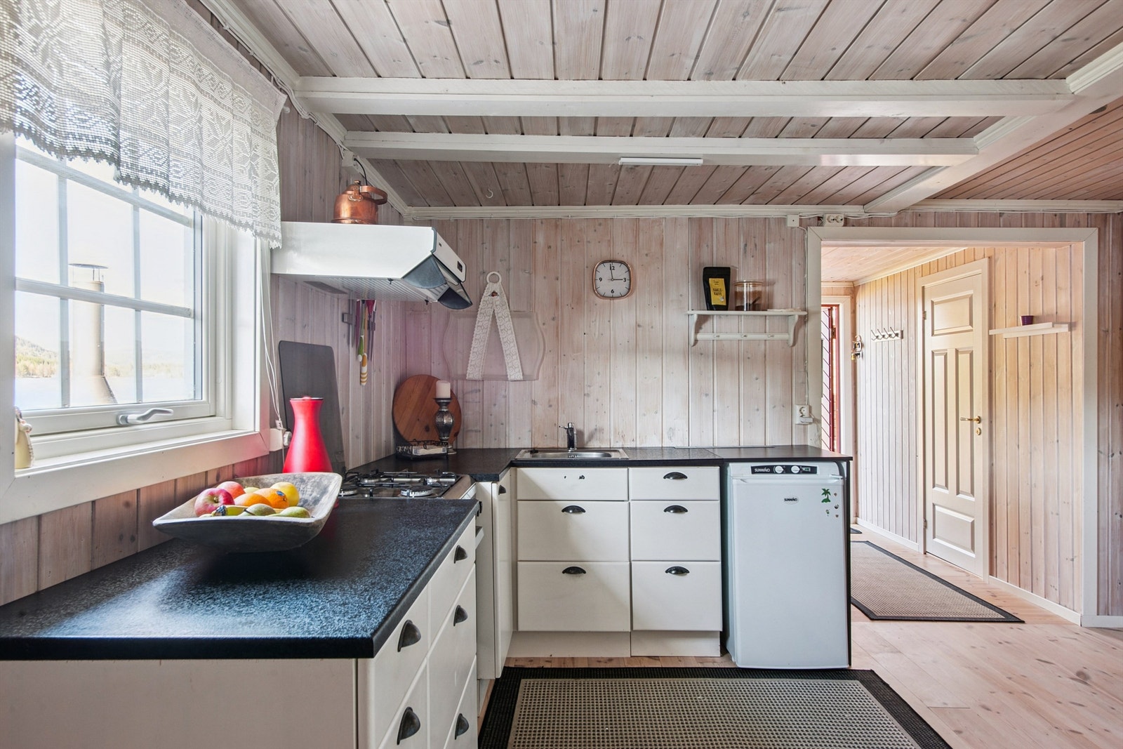 Innredningen har glatte fronter og er utstyrt med en kullfilterventilator over kokesonen. Galleribilde