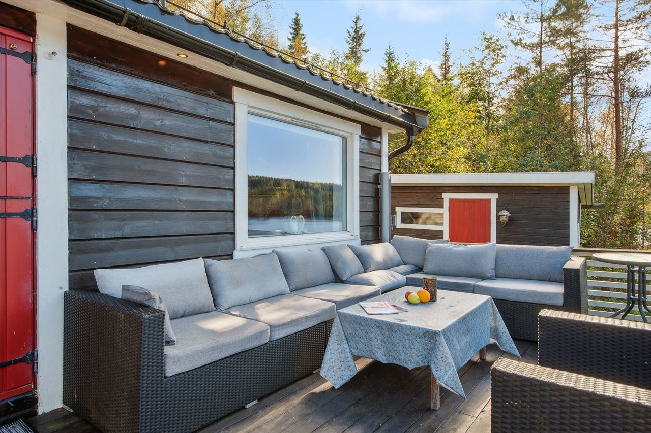 Den store terrassen på 40 m² gir rikelig med plass for en romslig sittegruppe. Galleribilde