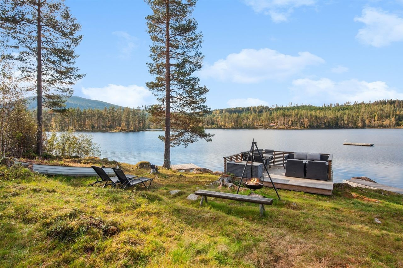Nede ved vannkanten er det etablert en platting, ideell for å nyte nærheten til Rasasjøen. Galleribilde