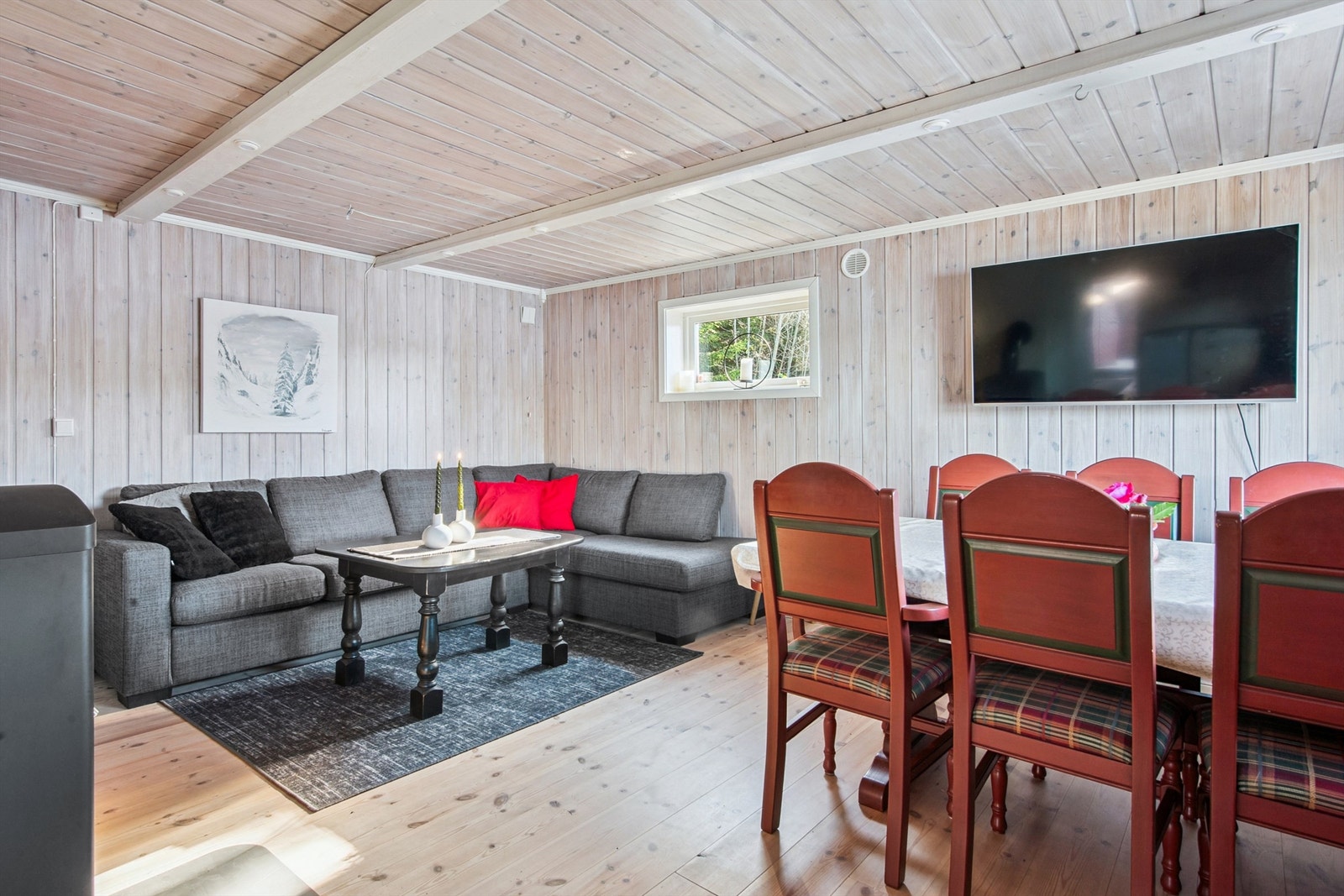 Rommet har god plass til både en sofagruppe og en spiseplass for mange gjester. Galleribilde