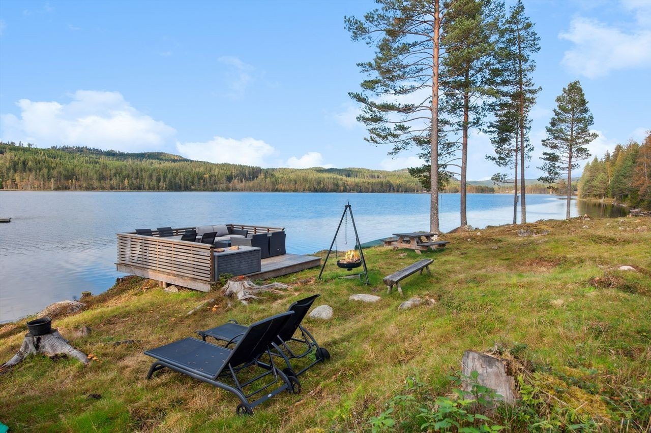 Eiendommen har en idyllisk beliggenhet rett ved ved Rasasjøen. Galleribilde