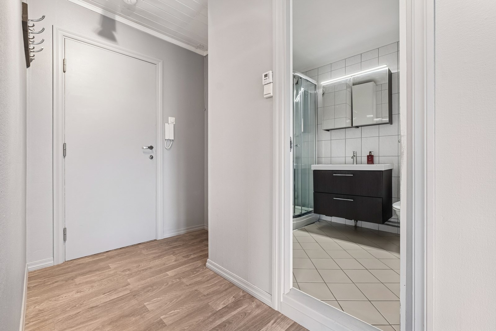 Leiligheten har lyse fargetoner, som er med på å skape en lett og god atmosfære i rommene. Galleribilde